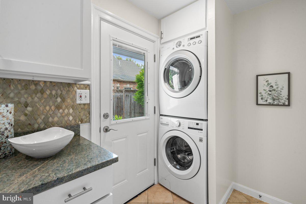 2100 Shenandoah Road Alexandria, VA 22308 - Photo 14 of 30 Laundry