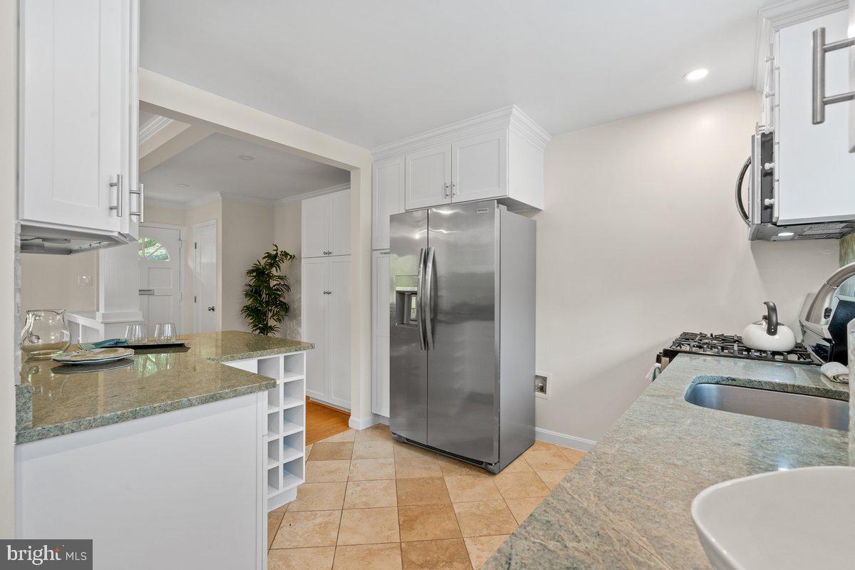 2100 Shenandoah Road Alexandria, VA 22308 - Photo 5 of 30 Kitchen