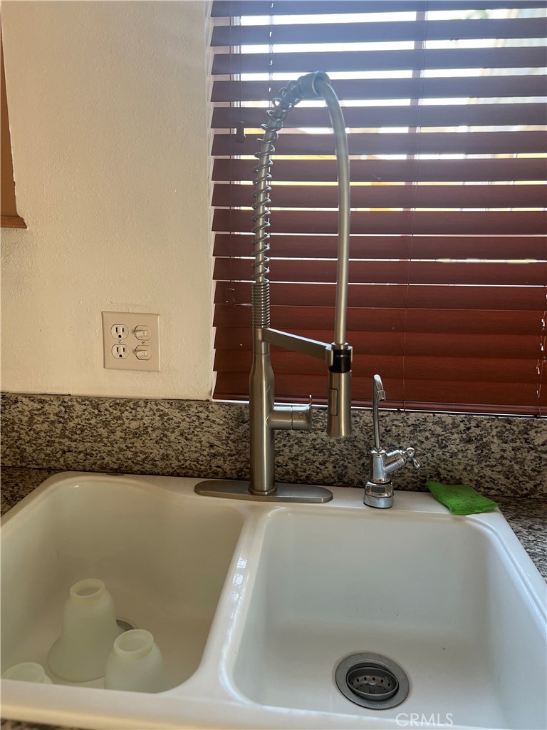 42901 Alep Street Lancaster, CA 93536 - Photo 13 of 17 a bathroom with a bathtub