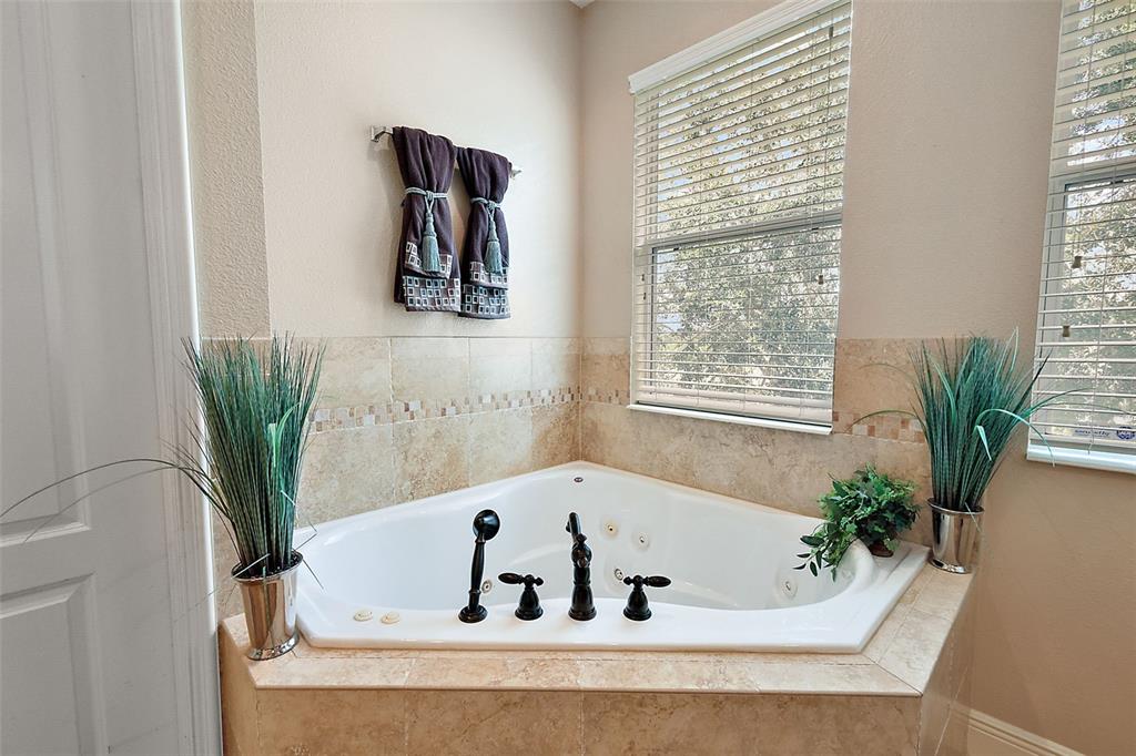 212 Crestrun Loop Leesburg, FL 34748 - Photo 29 of 47 a bath tub sitting in a bathroom next to a window