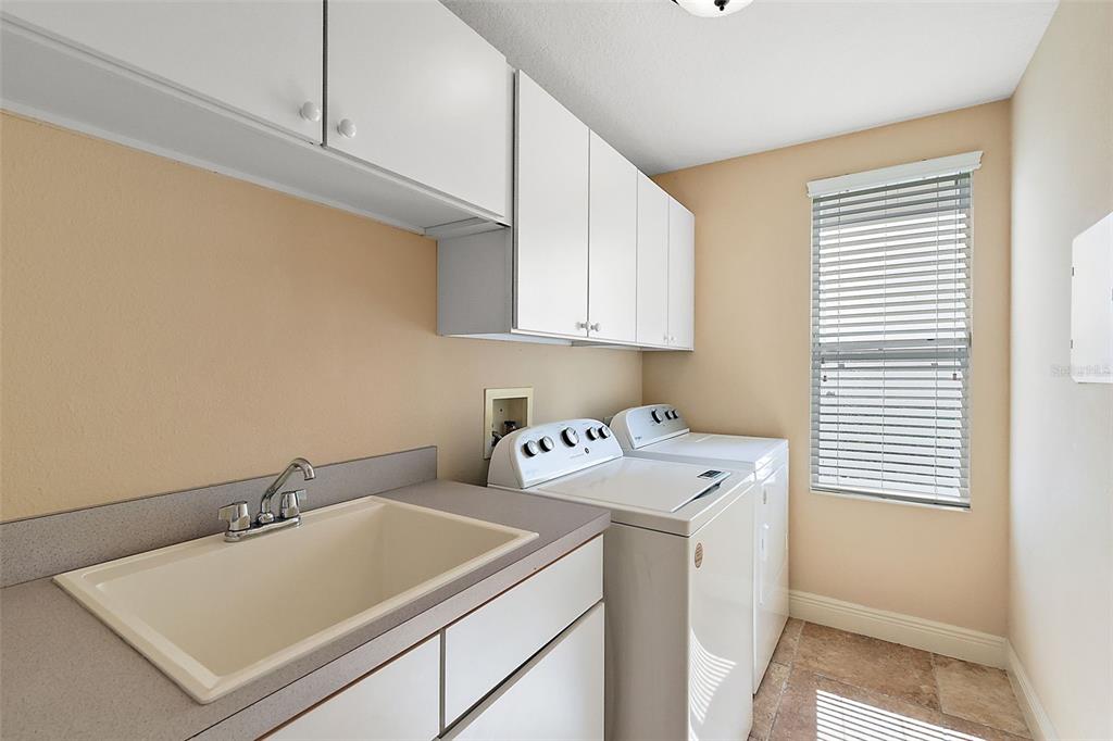 212 Crestrun Loop Leesburg, FL 34748 - Photo 40 of 47 a utility room with dryer and washer