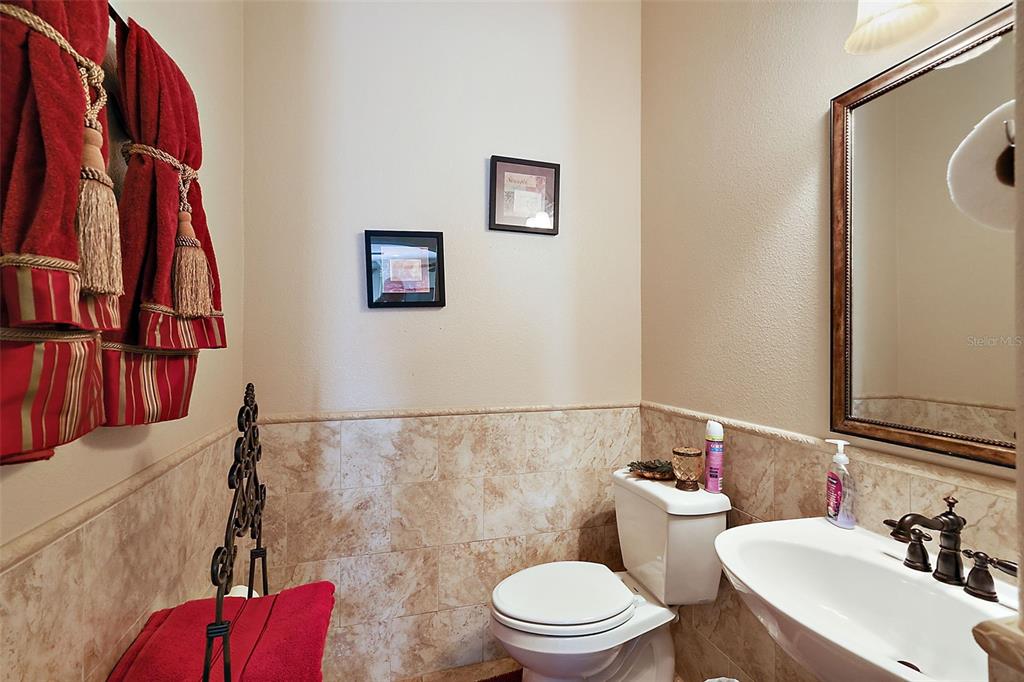 212 Crestrun Loop Leesburg, FL 34748 - Photo 10 of 47 a bathroom with a toilet a sink and a mirror