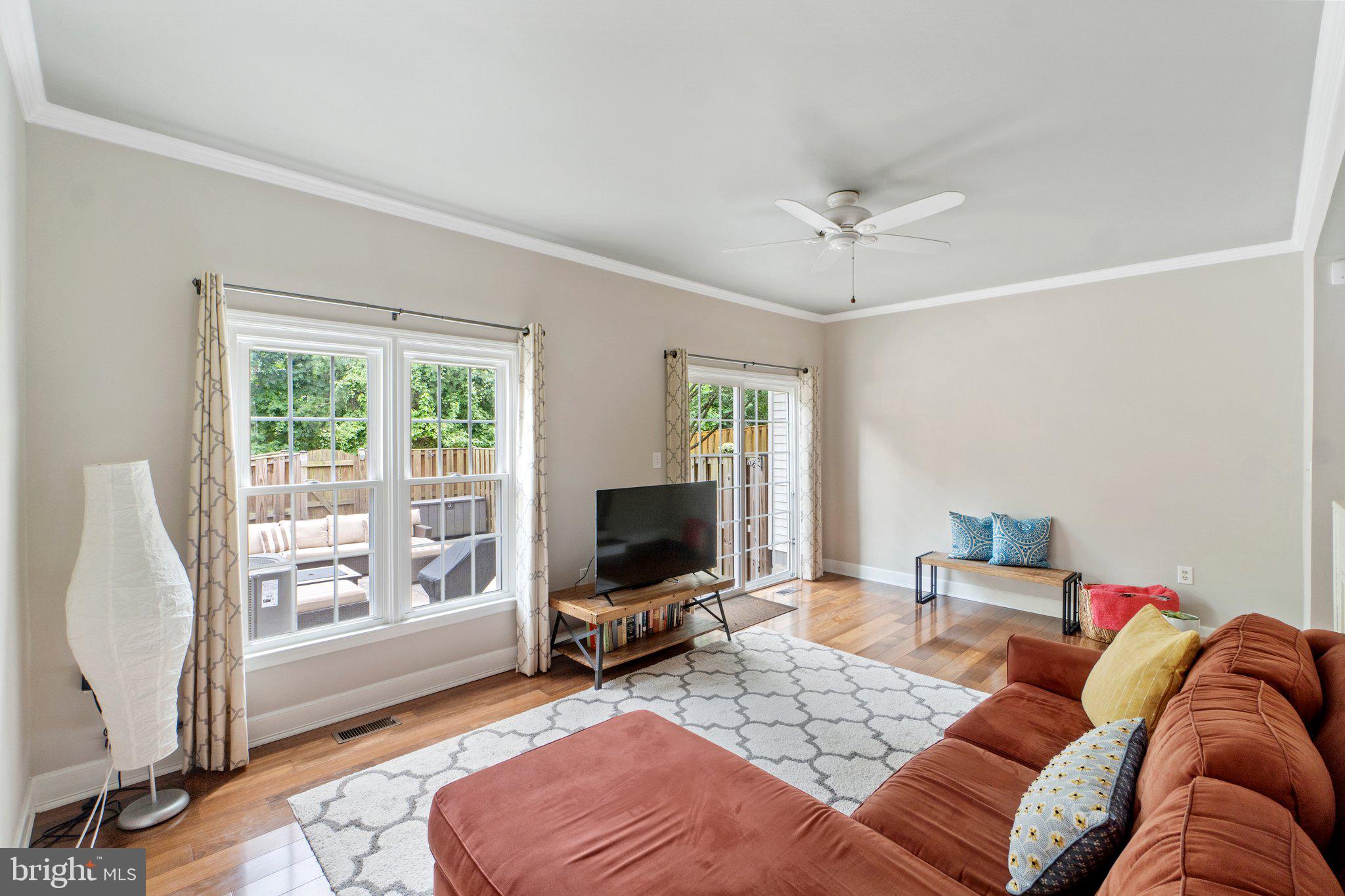 5653 Ridge View Drive Alexandria, VA 22310 - Photo 10 of 35 Living Room