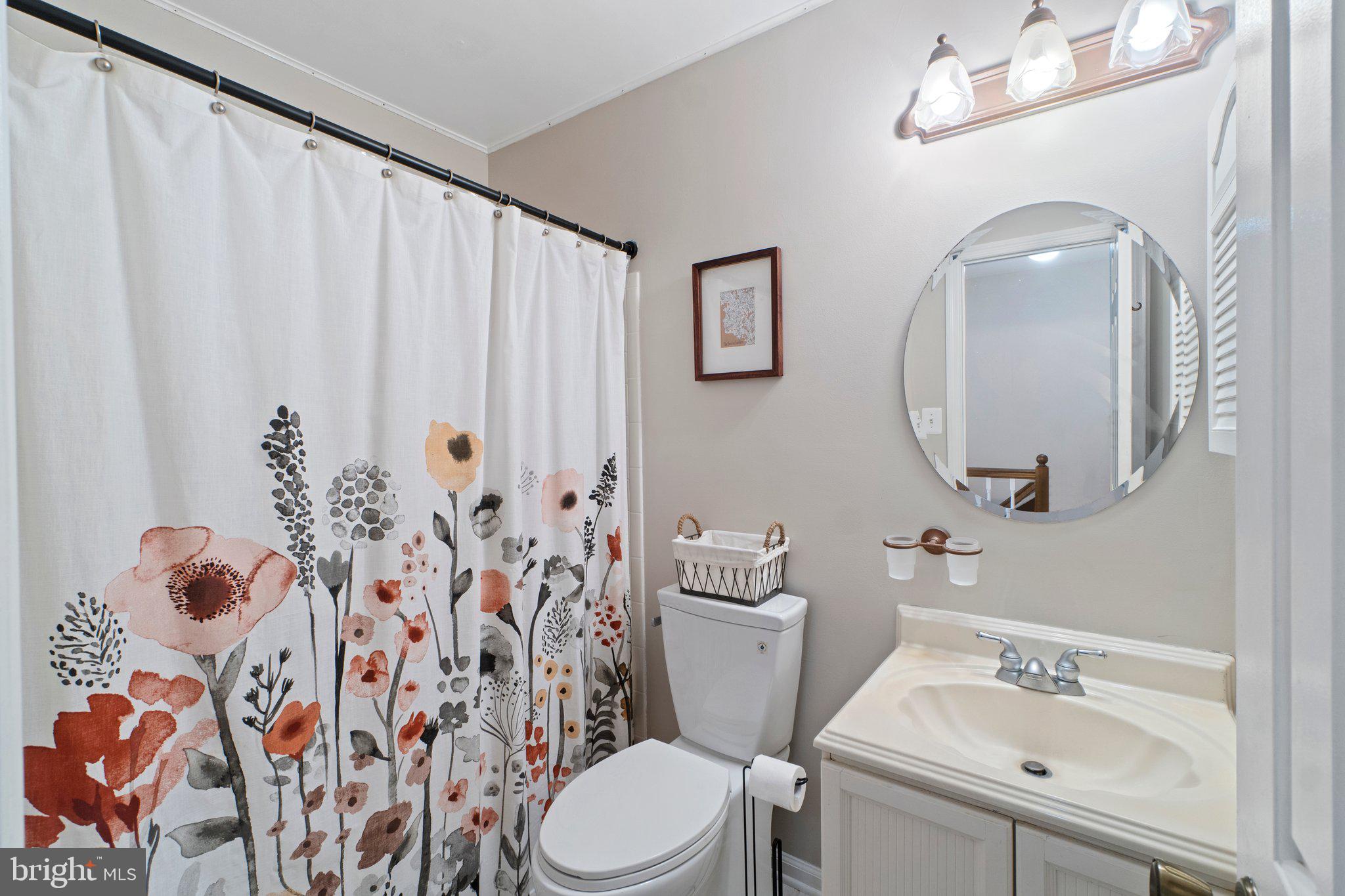 5653 Ridge View Drive Alexandria, VA 22310 - Photo 19 of 35 Full Hall Bath