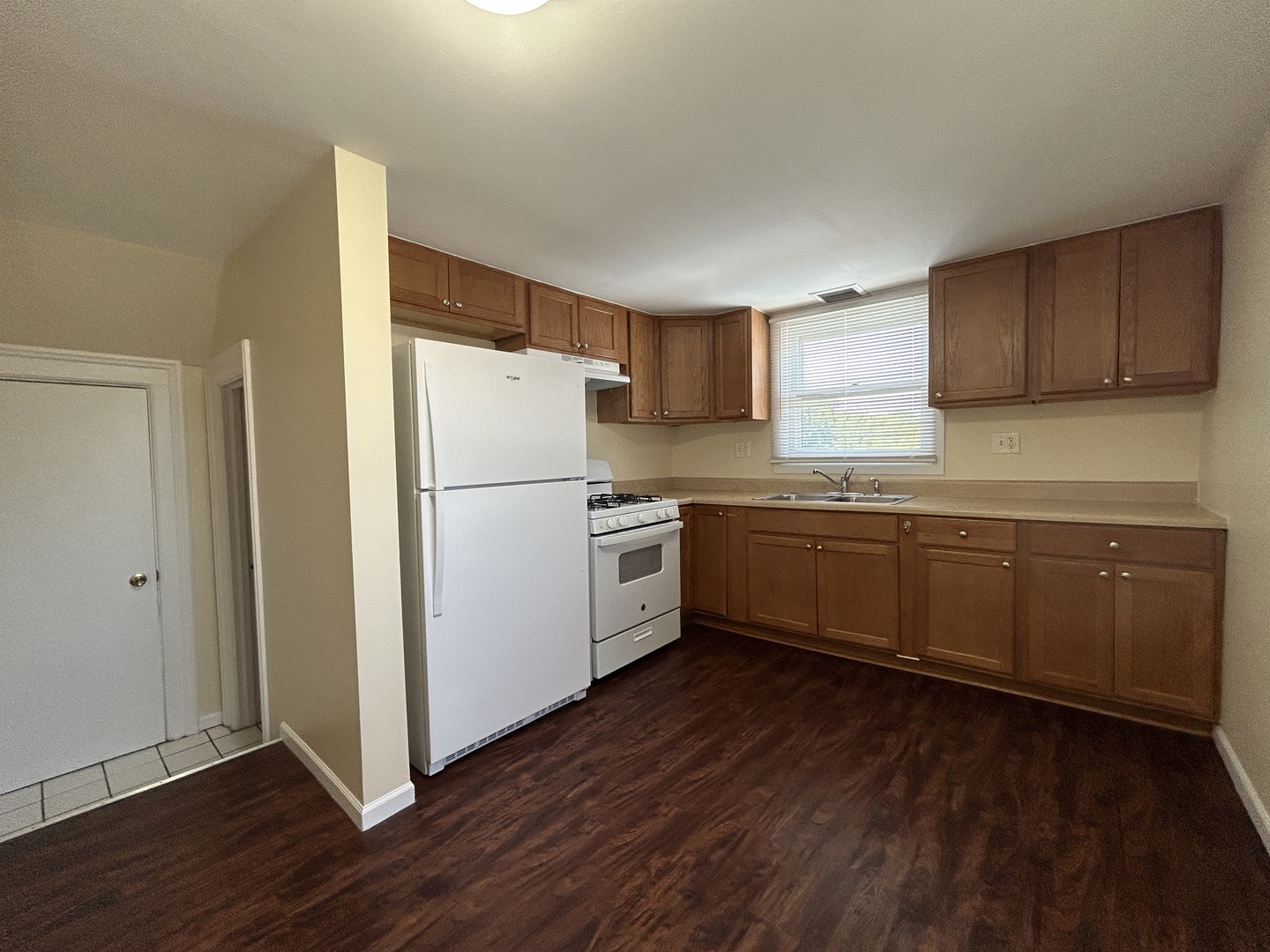 418 St Charles Street, Unit B Elgin, IL 60120 - Photo 3 of 8