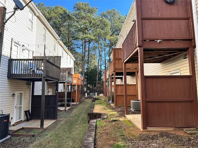 a view of a house with a backyard