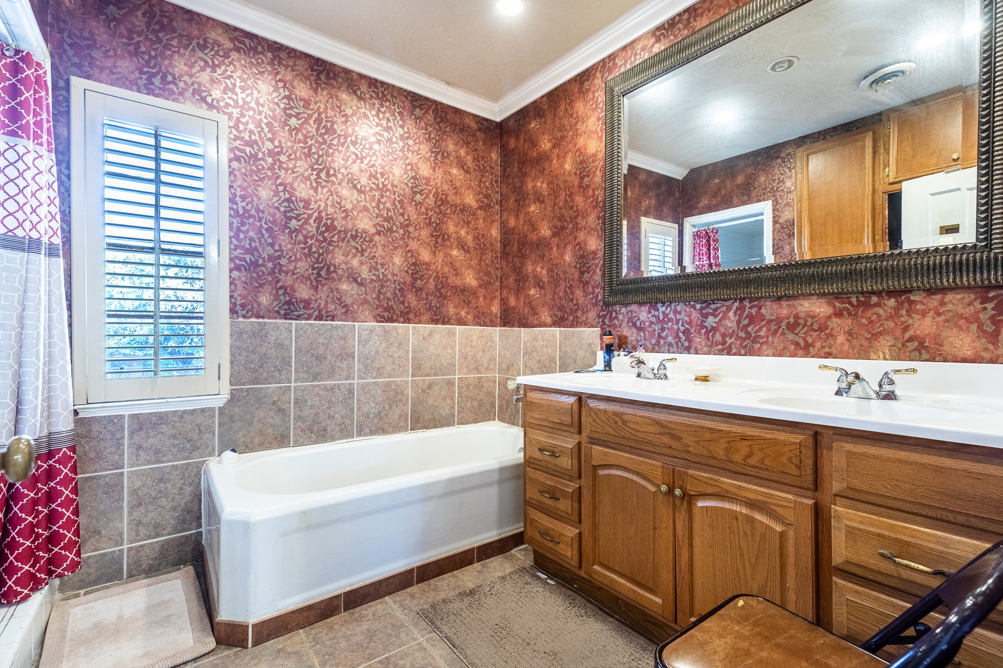 3620 South MacGregor Way Houston, TX 77021 - Photo 15 of 21 a bathroom with a tub sink and mirror