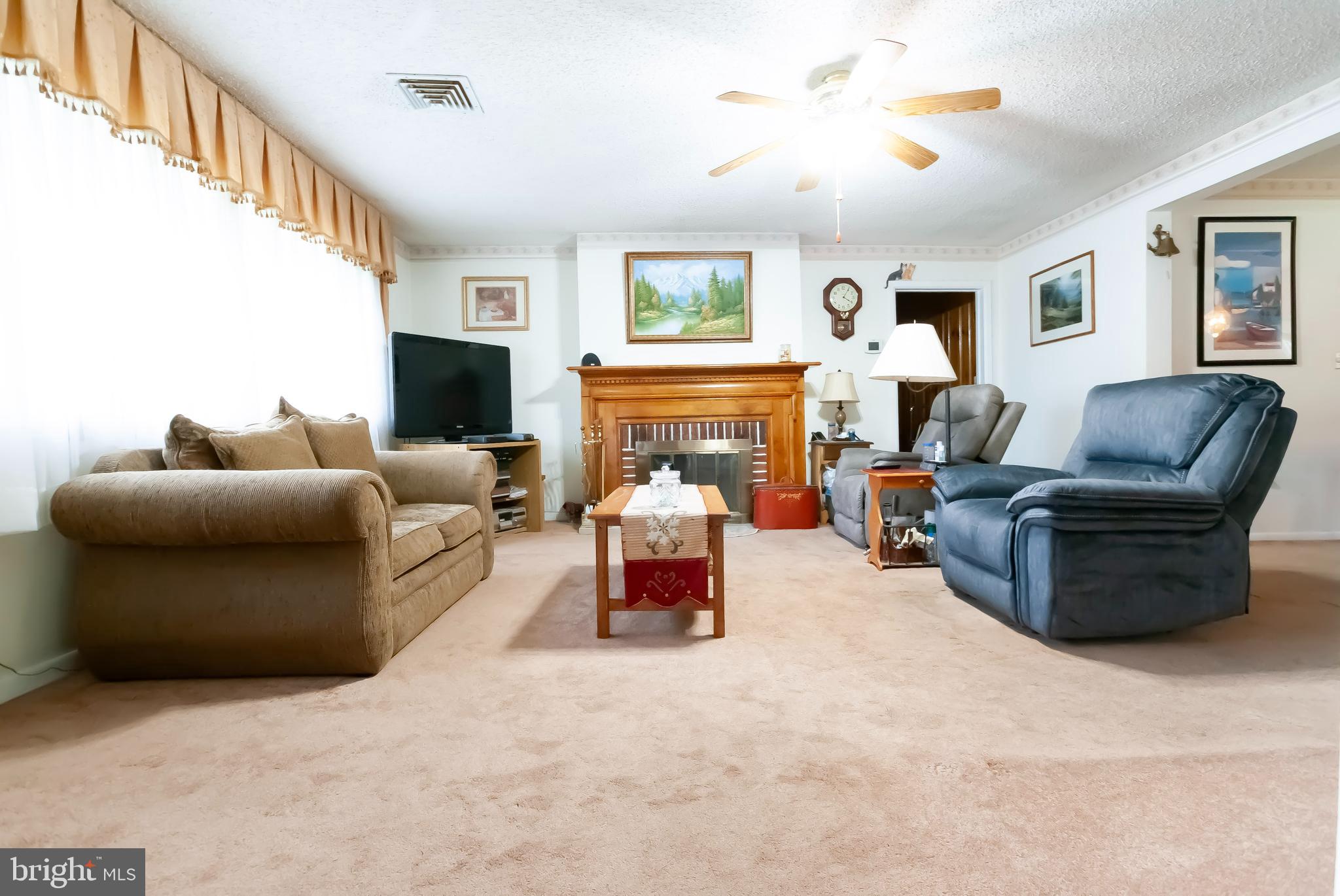 34 Georgetown Road Bordentown, NJ 08505 - Photo 3 of 39 Living Room