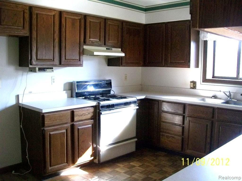 6235 Oak Valley Road Brighton, MI 48116 - Photo 5 of 15 6235 Oak Valley 031.jpg