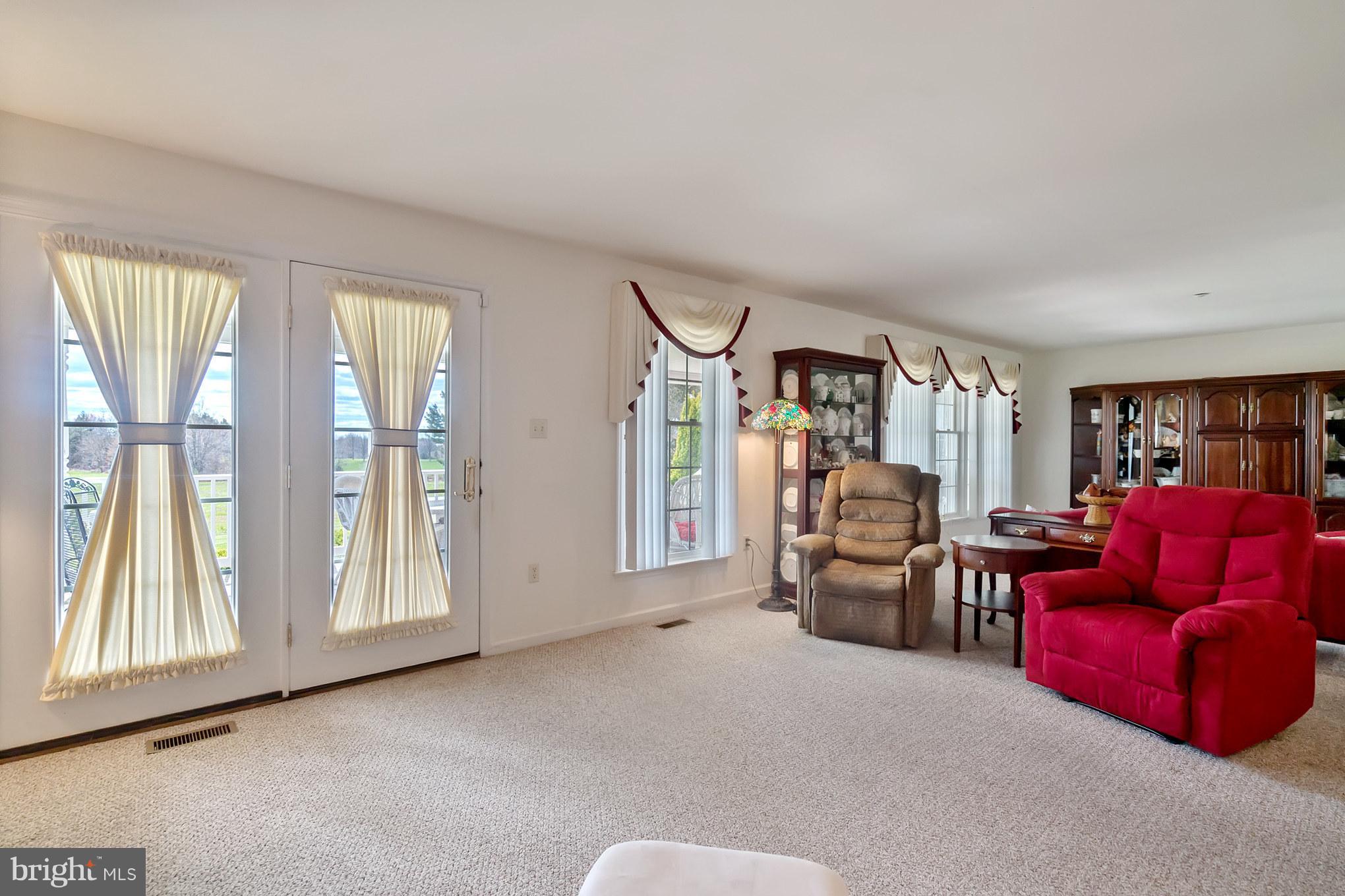 28920 Kemptown Road Damascus, MD 20872 - Photo 10 of 28 Family Room w french doors to back porch