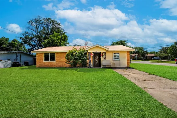 $100,000 | 1809 Virginia Place, Cleburne, TX 76033