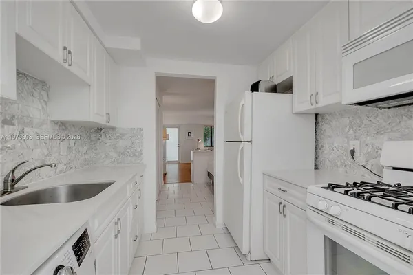 $2,100 | 1035 Meridian Avenue, Unit 6, Miami Beach, FL 33139