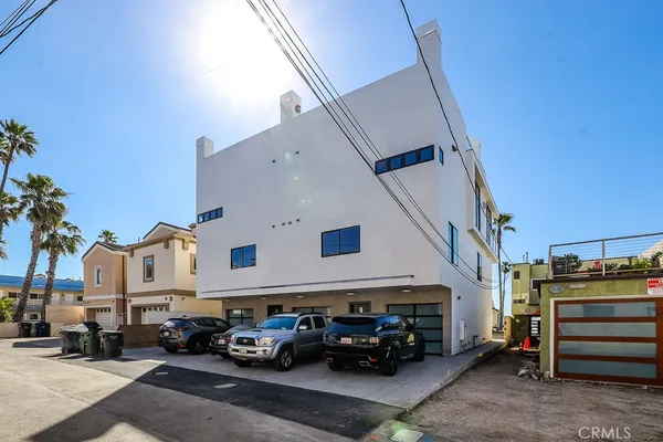 $7,900 | 1116 Pacific Coast Highway, Huntington Beach, CA 92648