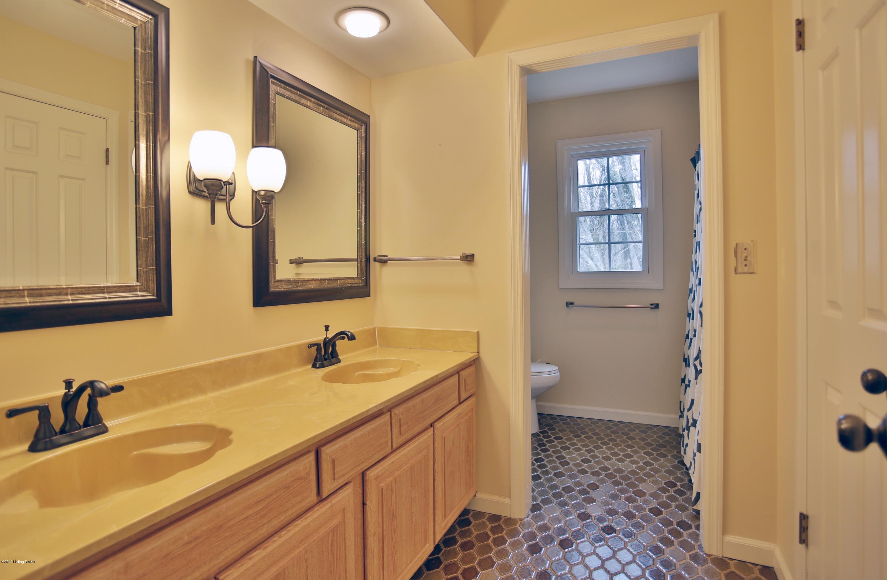 1508 Northwind Road Louisville, KY 40207 - Photo 24 of 33 Upstairs full bath