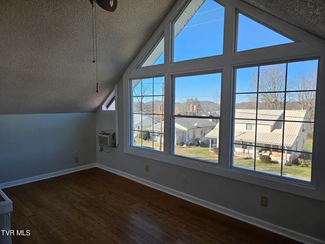 $1,800 | 108 West K Street, Unit 6, Elizabethton, TN 37643