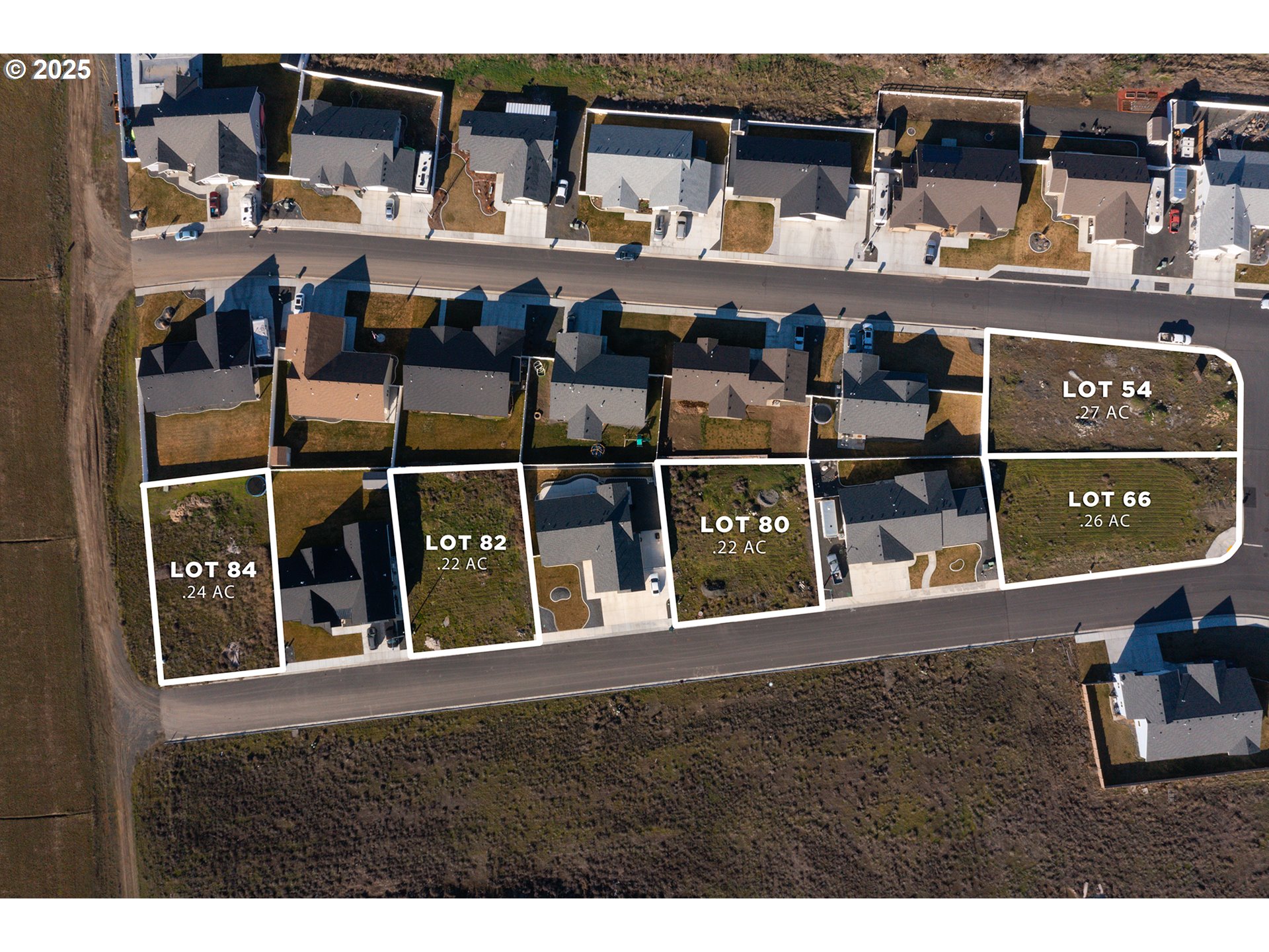 577 Southwest Desert Sky Drive, Unit 88 Hermiston, OR 97838 - Photo 5 of 10 a view of a house with roof