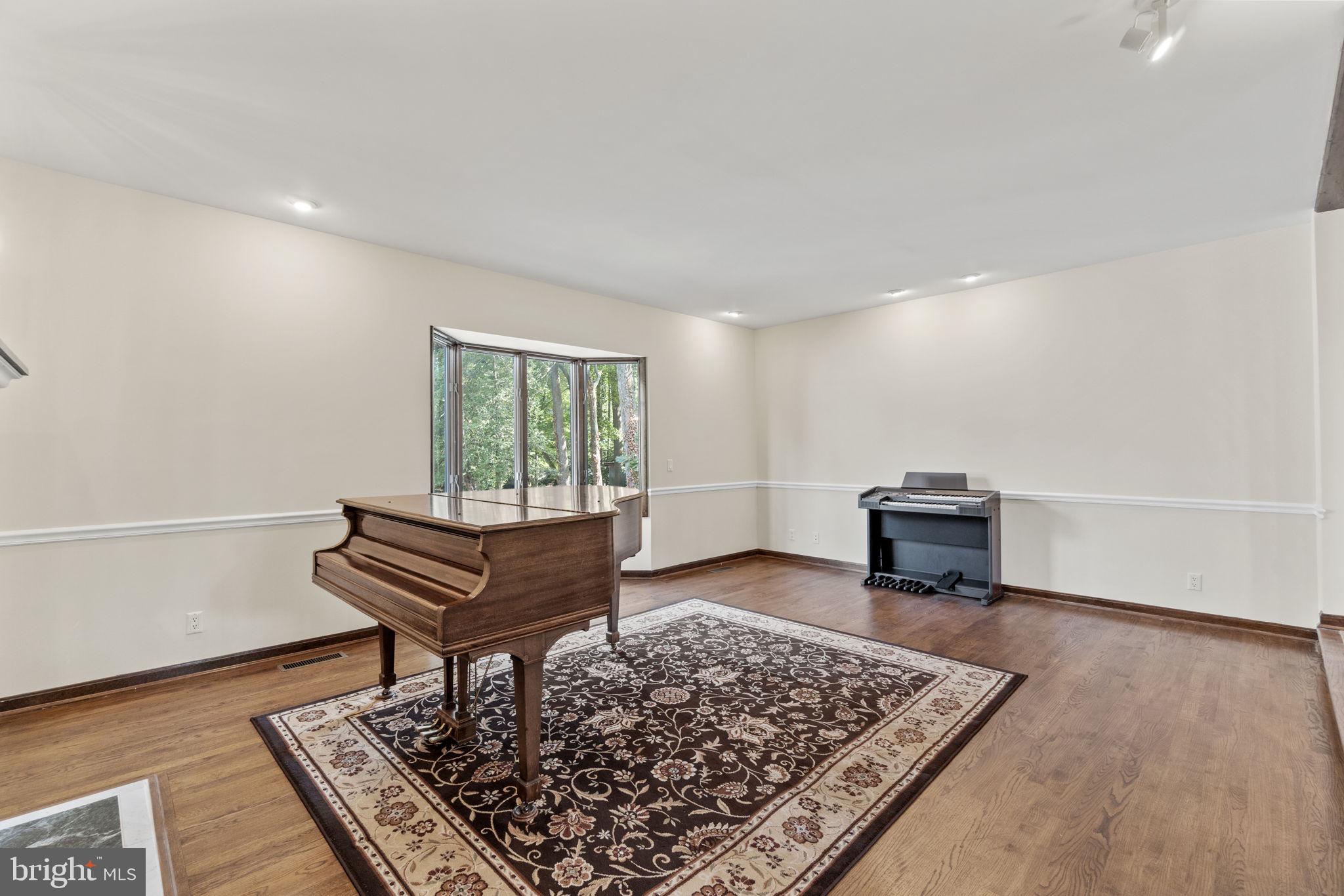6515 Brooklyn Bridge Road Laurel, MD 20707 - Photo 6 of 39 Living room