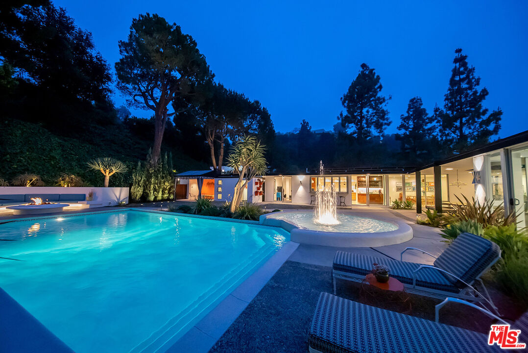 1960 Loma Vista Drive, Beverly Hills, CA 90210 Compass