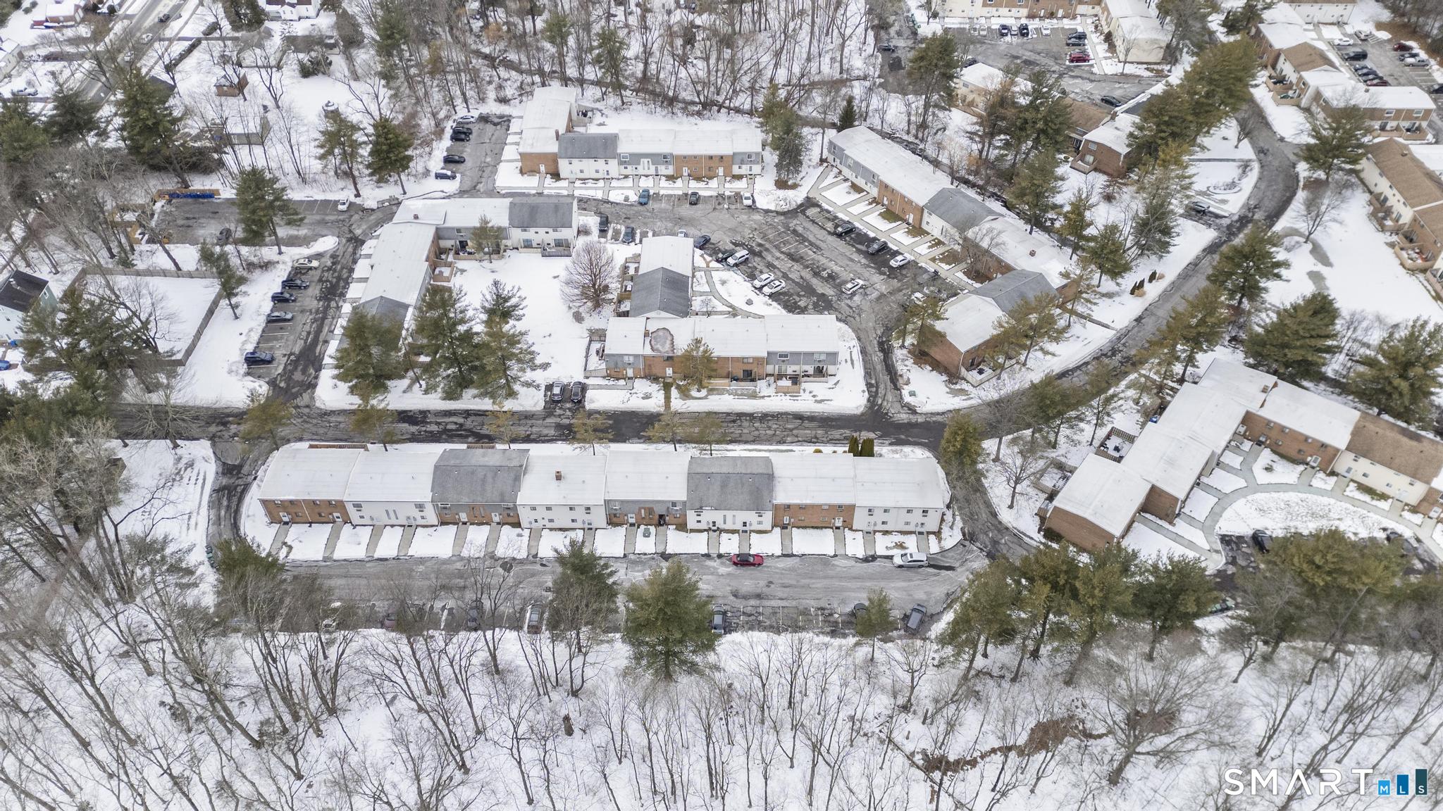 83 Sutton Place, Unit 83 Bloomfield, CT 06002 - Photo 28 of 29 a view of a large building