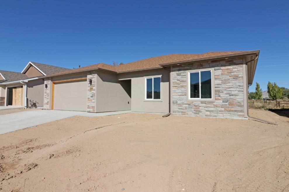 2954 Apollo Drive Grand Junction, CO 81504 - Photo 33 of 40 front view of a house with a yard