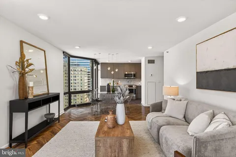 $1,100,000 | 2018-32 Walnut Street, Unit 16GH, Philadelphia, PA 19103