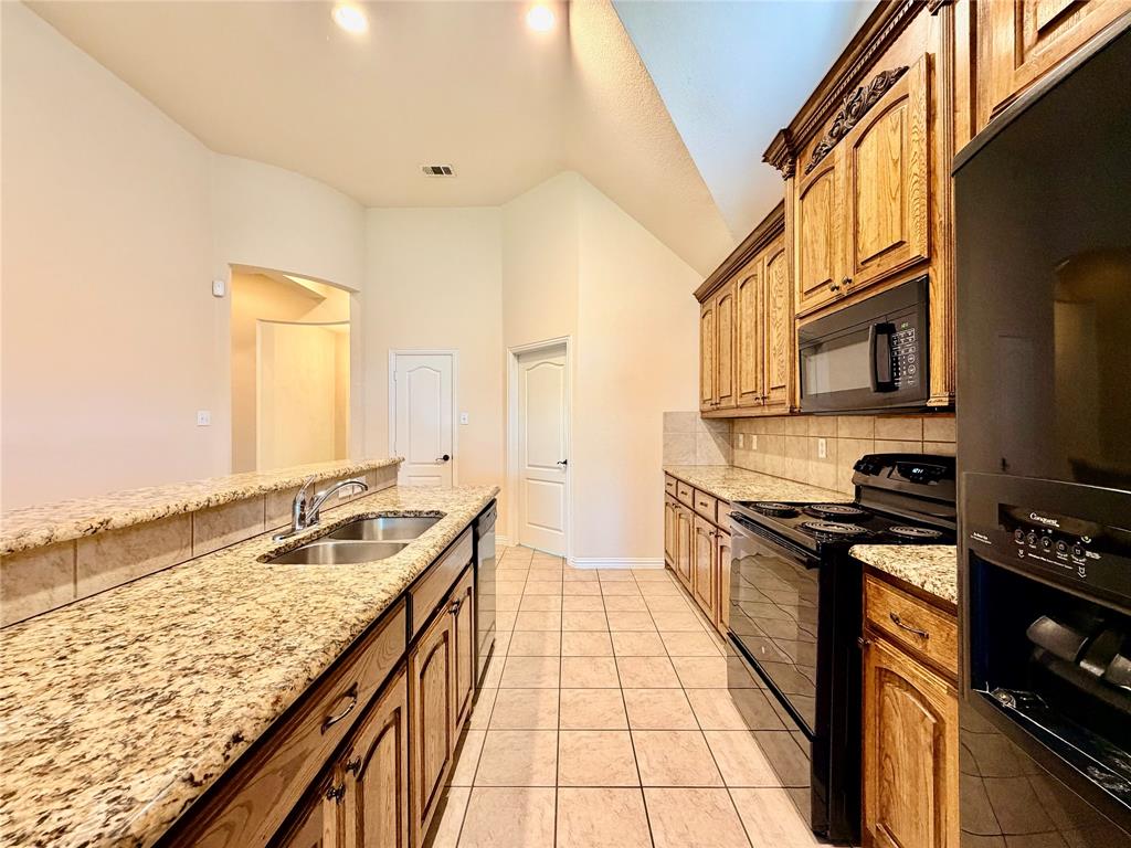 921 Raleigh Path Denton, TX 76208 - Photo 7 of 20