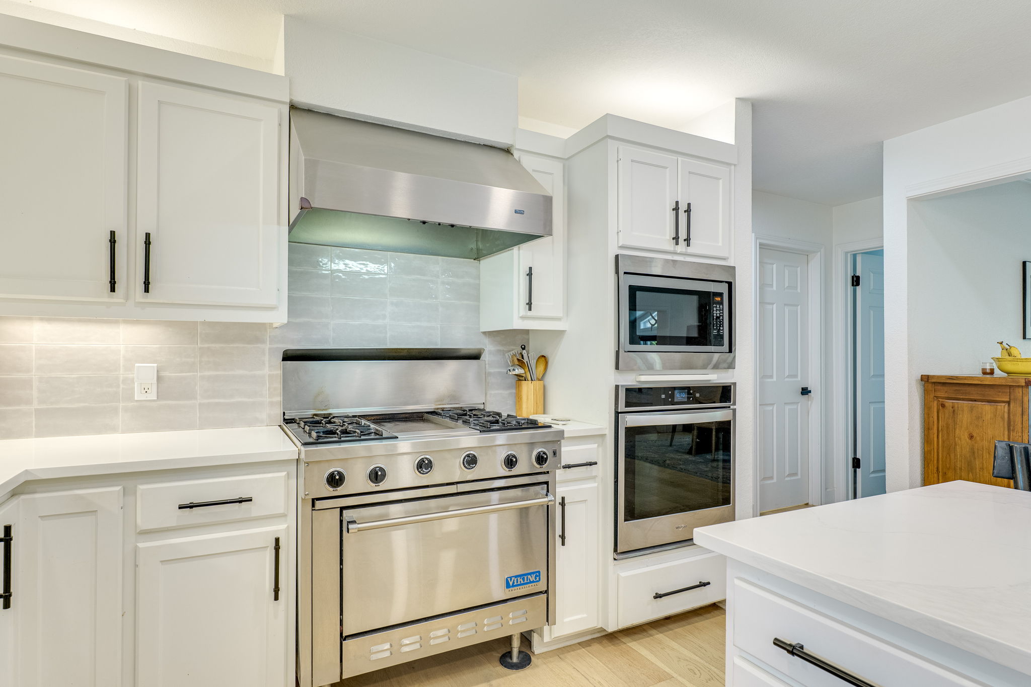 320 Greenridge Road Georgetown, TX 78628 - Photo 11 of 38 a kitchen with cabinets and steel stainless steel appliances