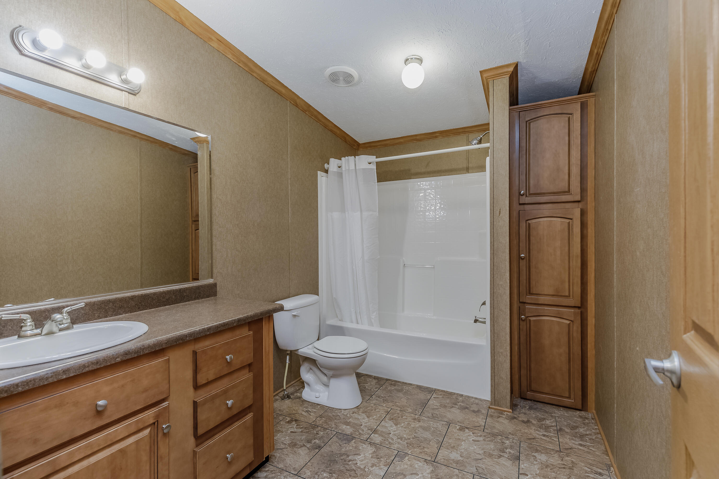 707 Grand Center Road Chickamauga, GA 30707 - Photo 20 of 35 Hall Bathroom