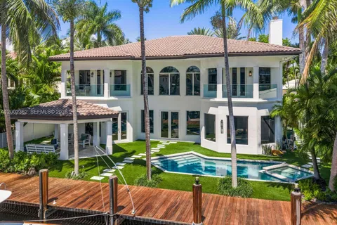 a view of an house with backyard and swimming pool