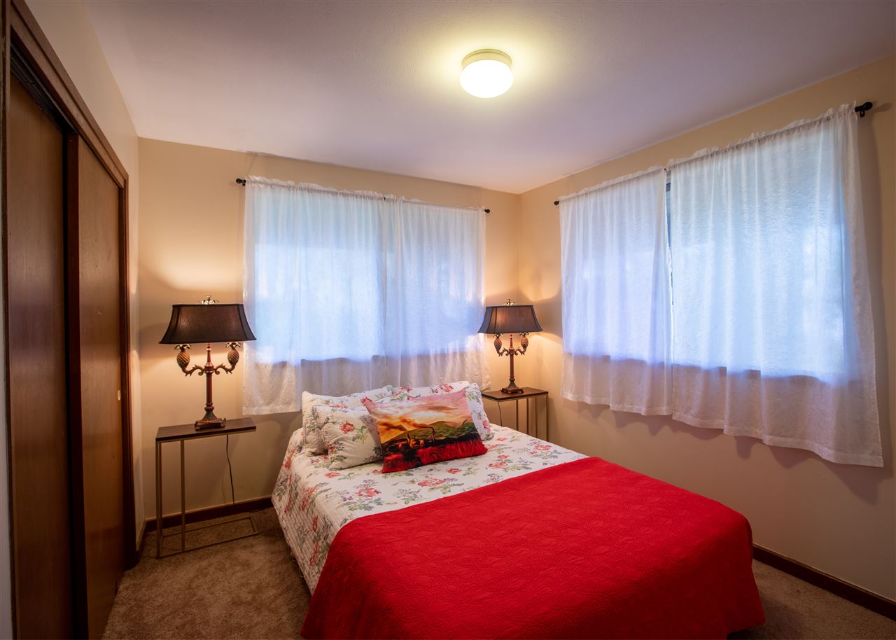 586 Naalae Road Kula, HI 96790 - Photo 17 of 30 a bedroom with a bed and a lamp