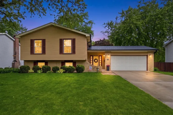 $601,000 | 1940 Brentwood Lane East, Wheaton, IL 60189