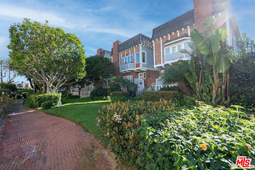 20 Ketch Street, Unit 1 Marina del Rey, CA 90292 - Photo 31 of 39 a view of a building with a garden