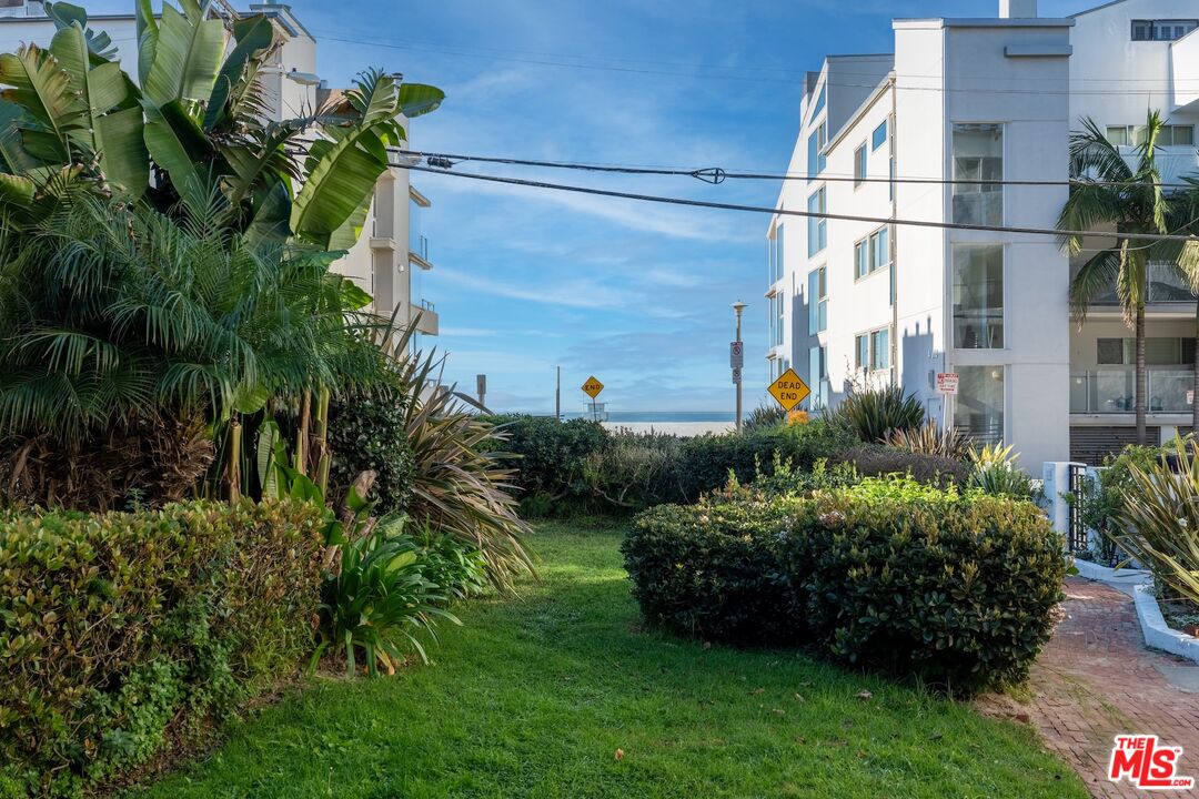 20 Ketch Street, Unit 1 Marina del Rey, CA 90292 - Photo 32 of 39 a view of a garden