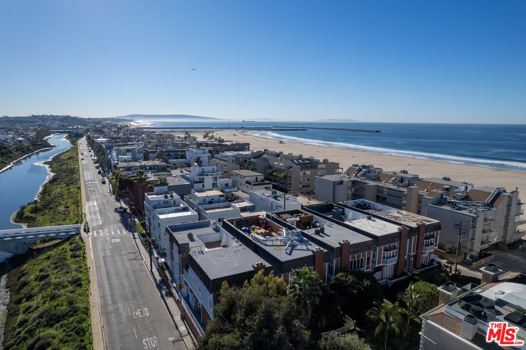 20 Ketch Street, Unit 1 Marina del Rey, CA 90292 - Photo 36 of 39 an aerial view of multiple house