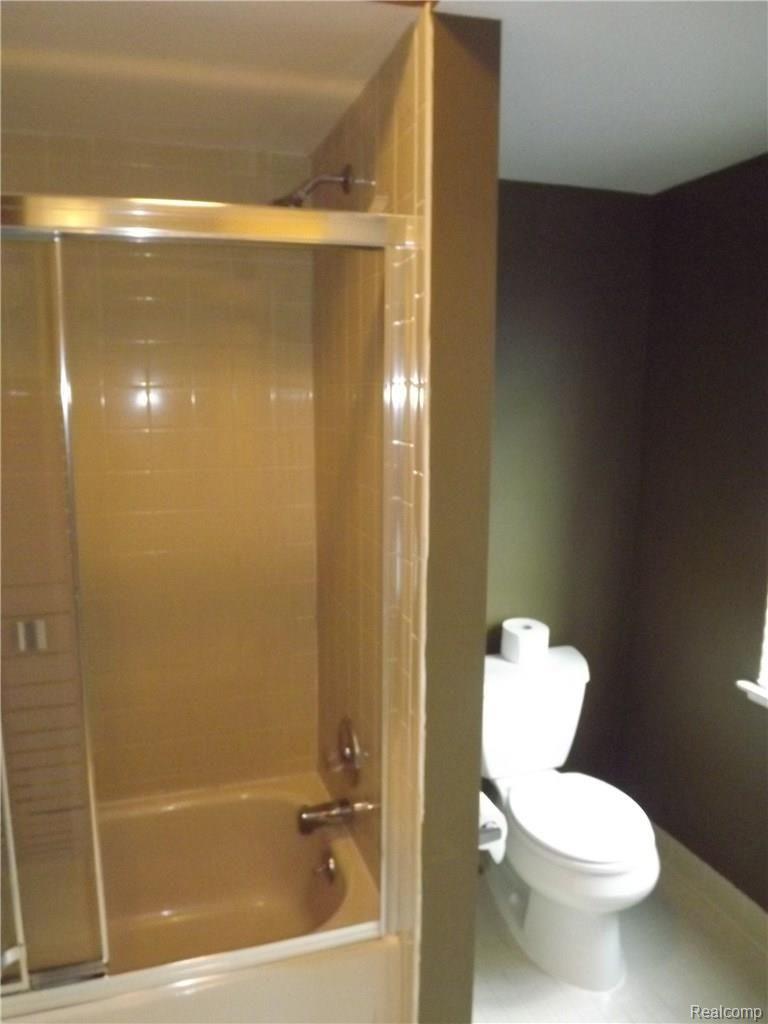 576 Victoria Court Rochester, MI 48307 - Photo 10 of 13 Jack and Jill Bathroom