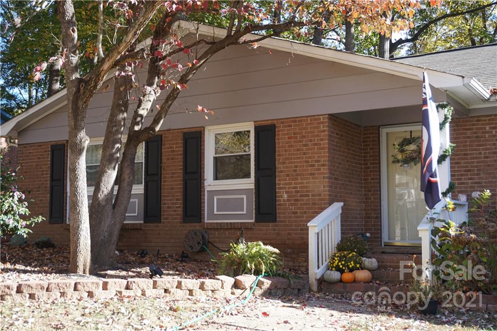10441 Rockwood Road Charlotte, NC 28215 - Photo 3 of 45 a front view of a house