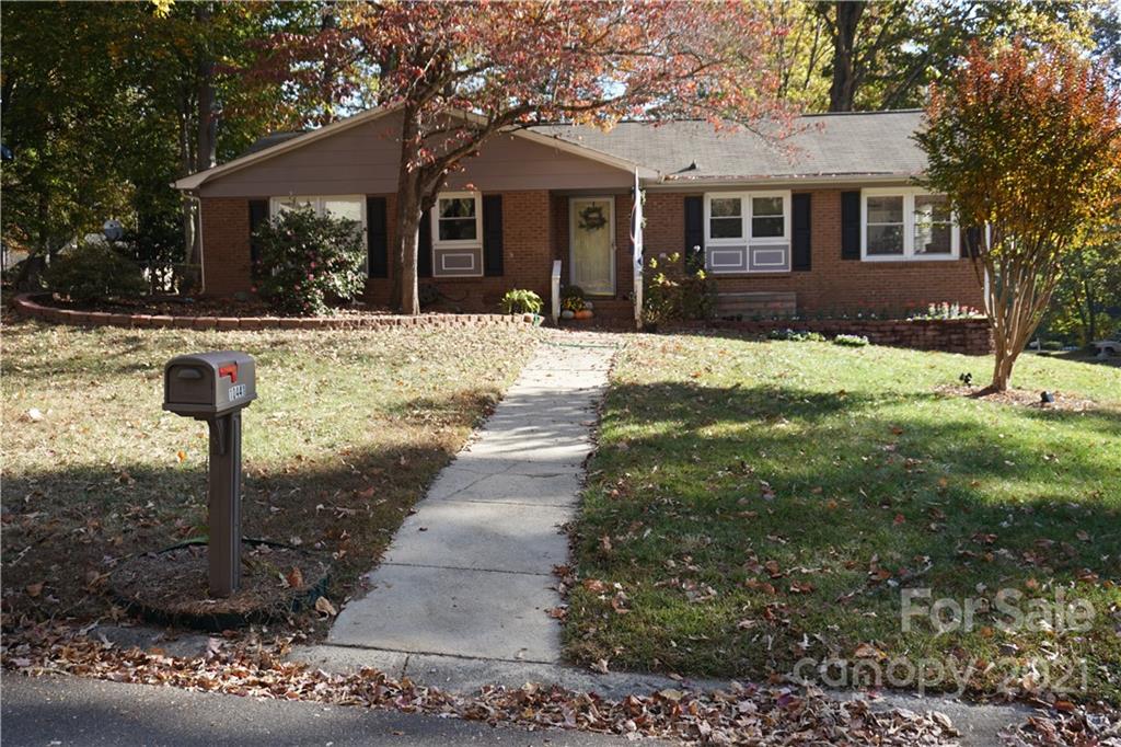 10441 Rockwood Road Charlotte, NC 28215 - Photo 5 of 45 a front view of a house with garden