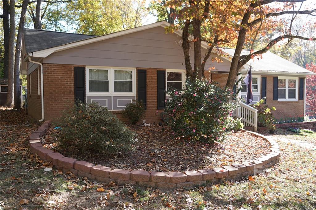 10441 Rockwood Road Charlotte, NC 28215 - Photo 10 of 45 a front view of a house with garden