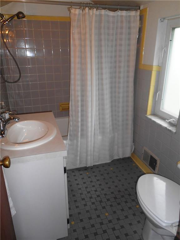2068 Rockfield Road Pittsburgh, PA 15243 - Photo 20 of 25 Main bath with retro tile work that is in great shape! White accents make this room bright!
