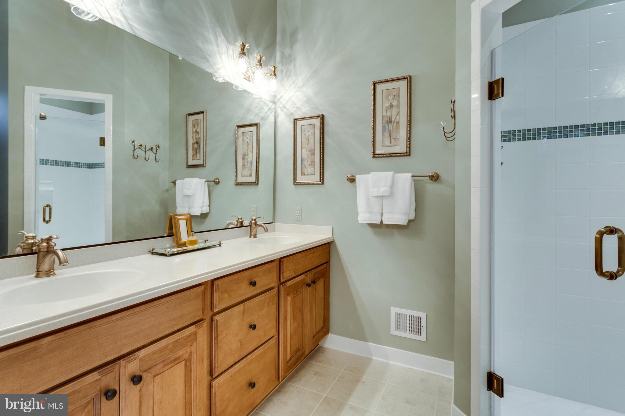 8720 Standish Road Alexandria, VA 22308 - Photo 20 of 30 3 main-level bedrooms with en-suite baths