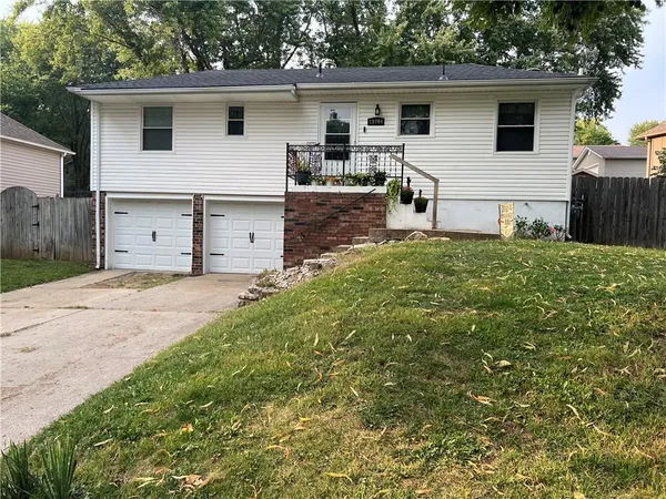 $186,500 | 19704 14th Terrace, Independence, MO 64056