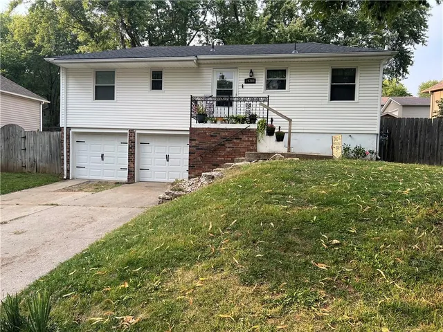 $225,000 | 19704 14th Terrace, Independence, MO 64056