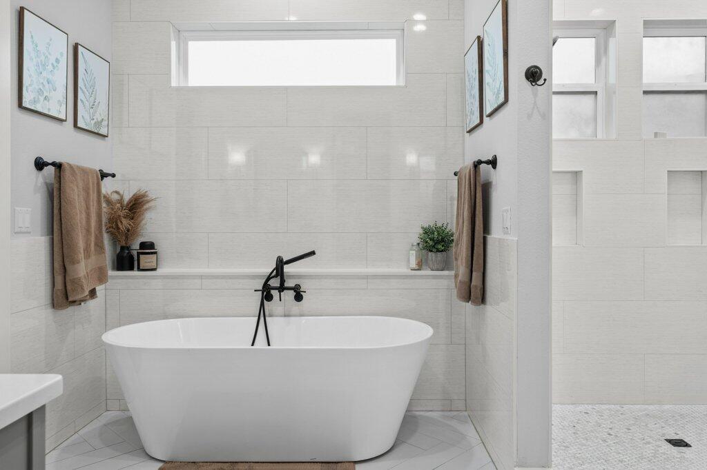 34 Caymus Cove Freeport, FL 32439 - Photo 24 of 42 a white bath tub sitting in a bathroom