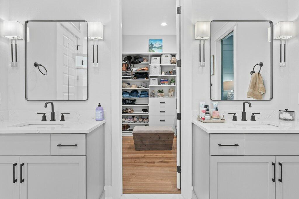 34 Caymus Cove Freeport, FL 32439 - Photo 25 of 42 a bathroom with a bathtub sink vanity and mirror
