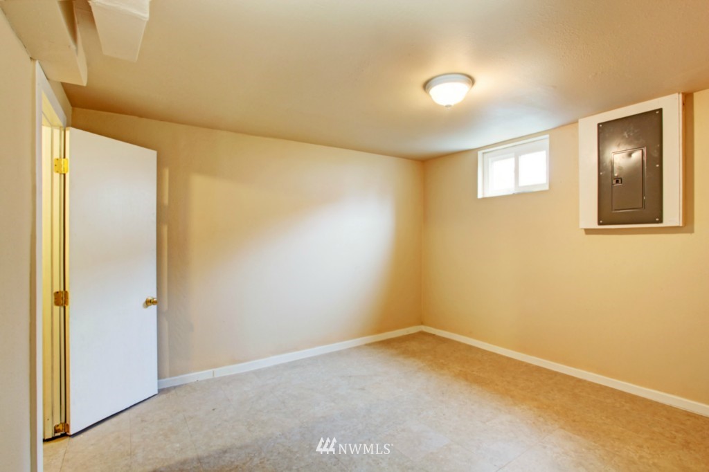708 Southwest 4th Place Renton, WA 98057 - Photo 10 of 11