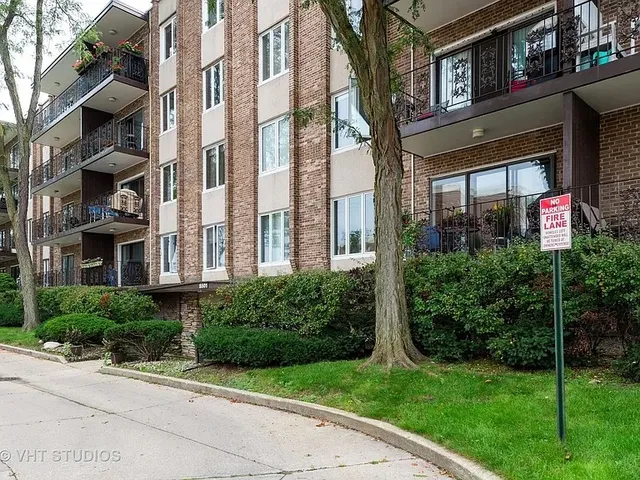 $299,900 | 5501 Lincoln Avenue, Unit 203, Morton Grove, IL 60053