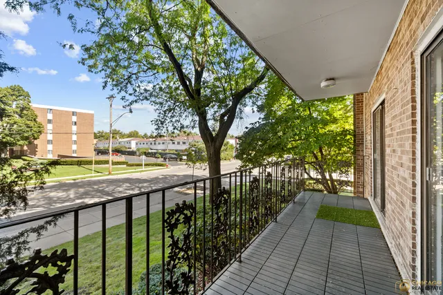 $299,900 | 5501 Lincoln Avenue, Unit 203, Morton Grove, IL 60053