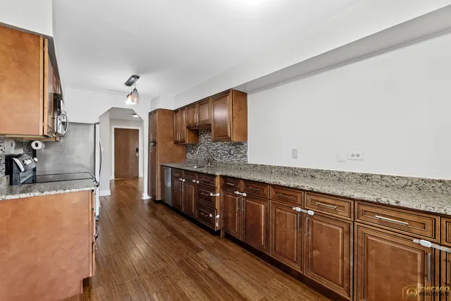 $299,900 | 5501 Lincoln Avenue, Unit 203, Morton Grove, IL 60053