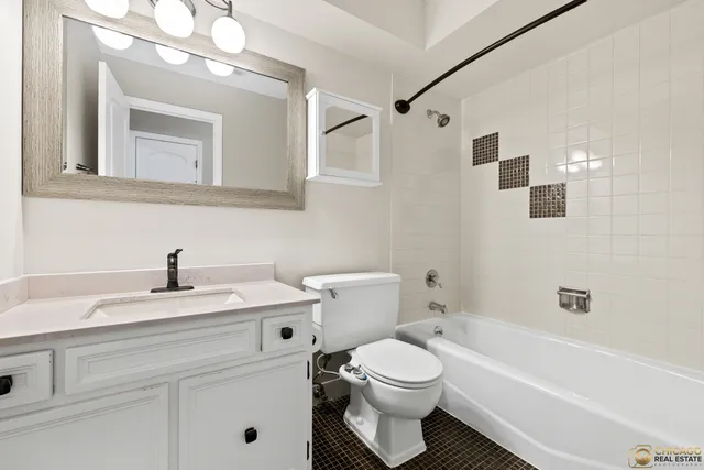 $299,900 | 5501 Lincoln Avenue, Unit 203, Morton Grove, IL 60053