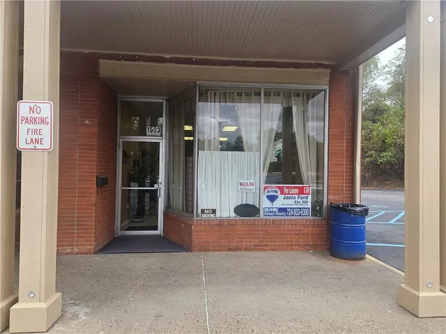 a view of entryway of the house